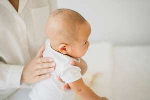 Jangan Panik, Berikut 7 Cara Mengatasi Bayi Cegukan yang Perlu Diketahui Orang Tua