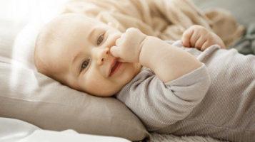 27 Rangkaian Nama Bayi Laki – Laki Berarti Keberuntungan, Bi